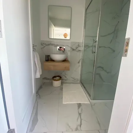 شقة Ardmore's Modern House